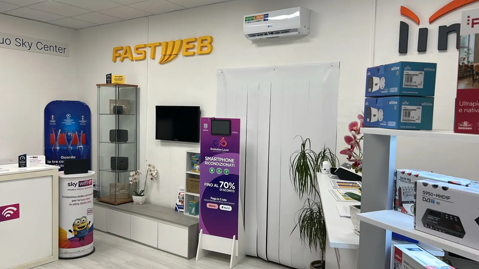 Area Fastweb e Sky Wifi del negozio, con lo stand degli smartphone ricondizionati