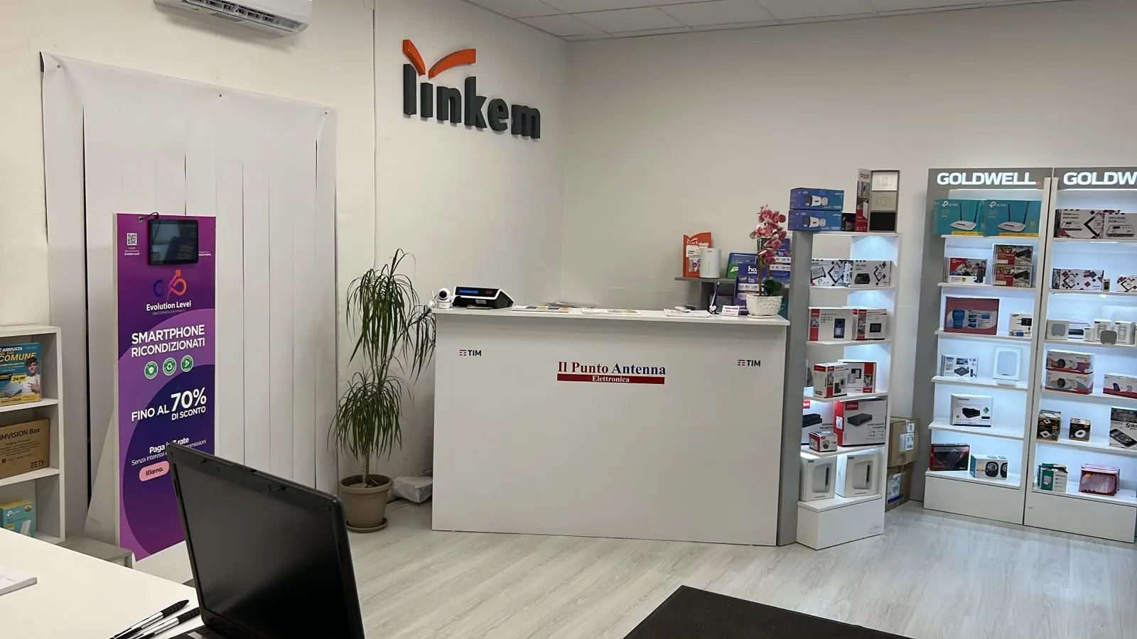 Il banco di Il Punto Antenna Elettronica a Lamezia Terme, con l'insegna Linkem e gli espositori dei prodotti